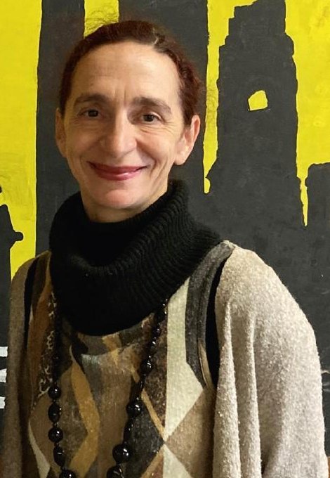 Portrait lächelnde Frau vor einer gelbschwarzen Wand