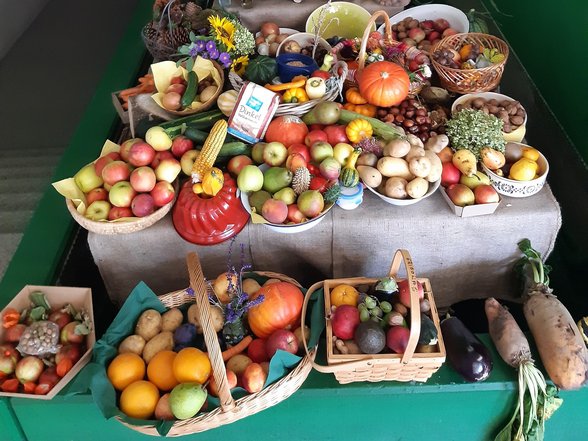 Blick auf einen Tisch gedeckt mit Erntedankgaben
