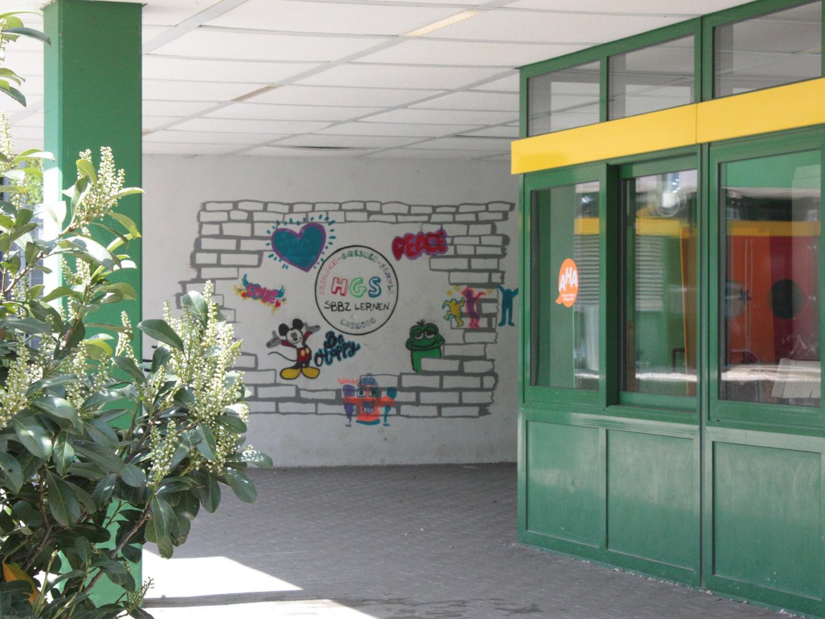 Eingang Schulgebäude