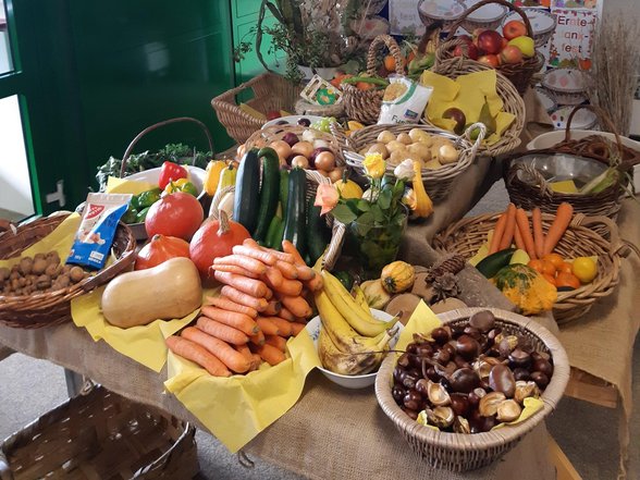 Blick auf einen Tisch mit Erntedankgaben